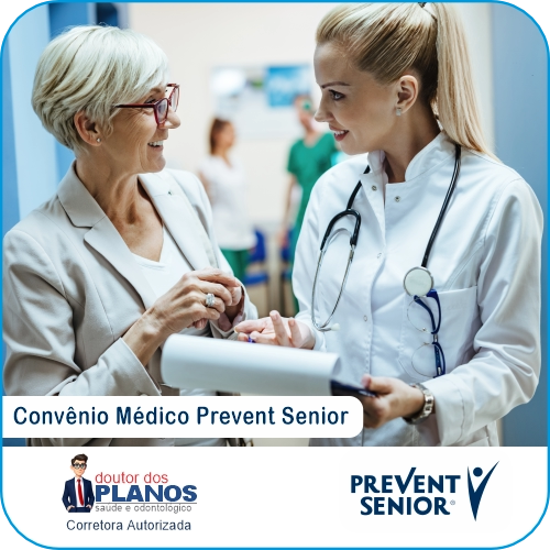 Médica sorrindo durante atendimento humanizado a paciente idosa no Convênio Médico Prevent Senior.